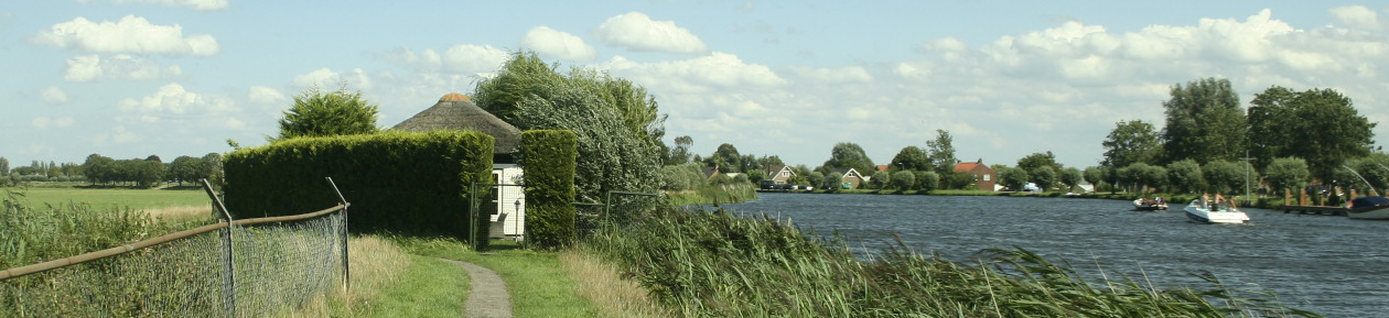 Chalet Amstel offers a unique stay, right next to the river Amstel. The chalet is surrounded by a large hedge, which offers a lot of privacy. It can accommodate up to 5 persons. The central location allows lots of day trips, for example to cities, musea or the beach.